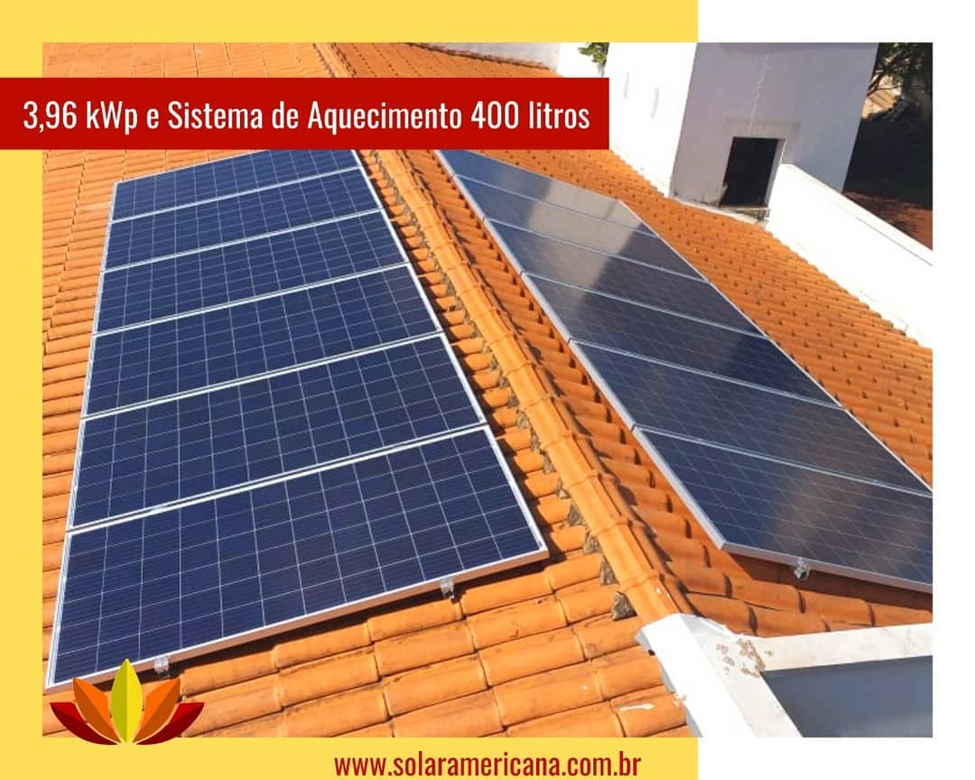 Telhado residencial coberto por painéis solares fotovoltaicos da Solar Americana sob um céu claro.