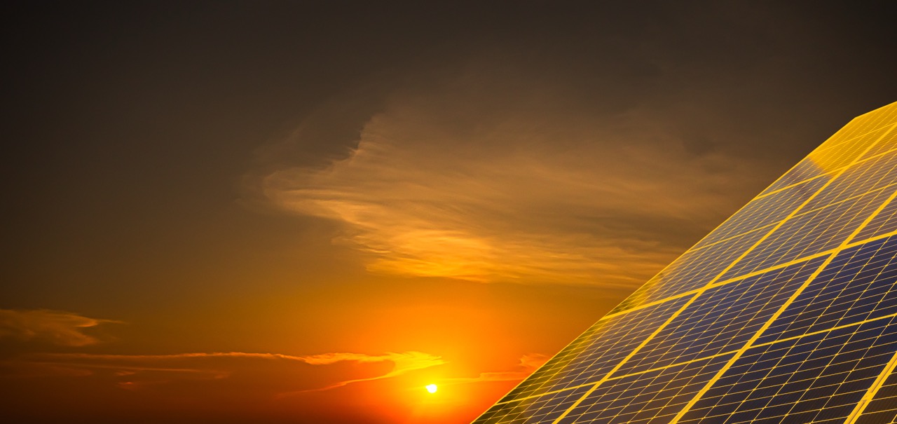 Telhado residencial coberto por painéis solares fotovoltaicos da Solar Americana sob um céu claro.